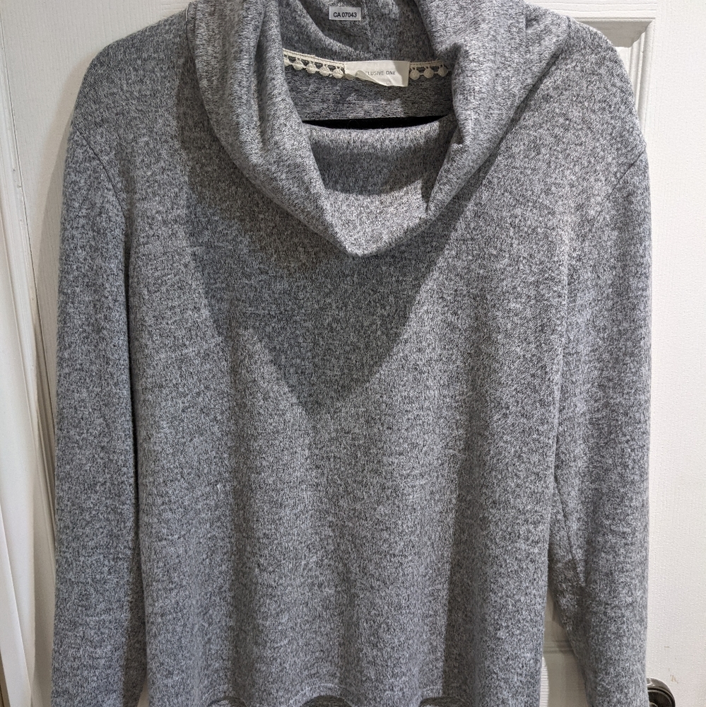 Sweater/shirt - Picture 2 of 2